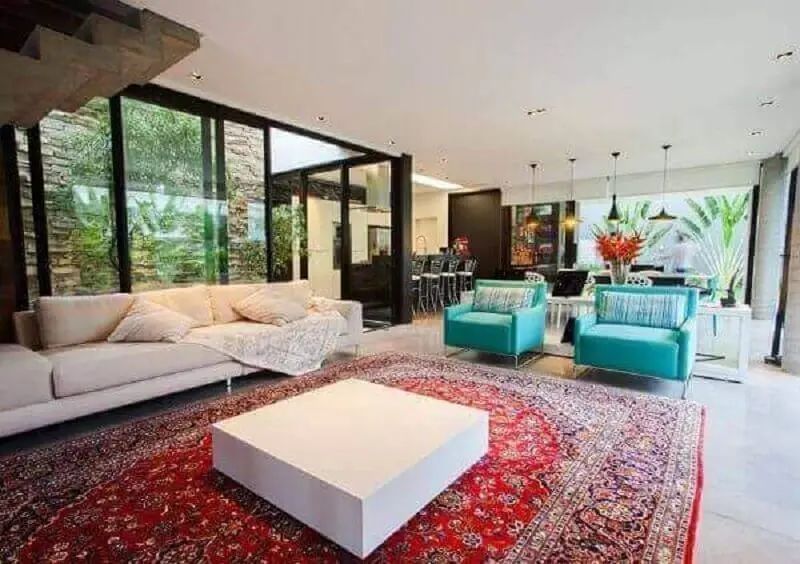 decoração sofisticada com modelo de tapete persa para sala de estar ampla Foto Revista Sua Casa