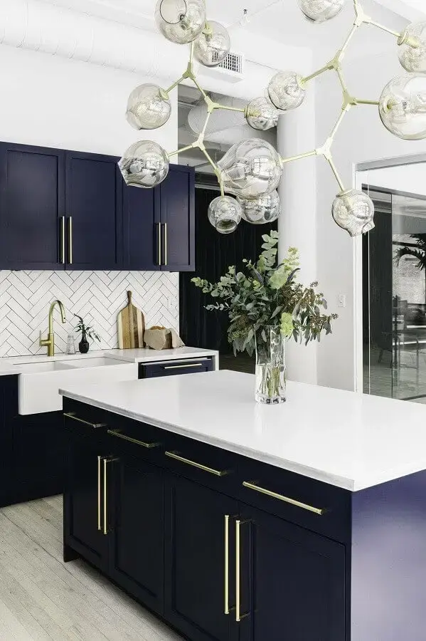 decoração sofisticada para cozinha azul marinho com balcão no meio  Foto Pinterest