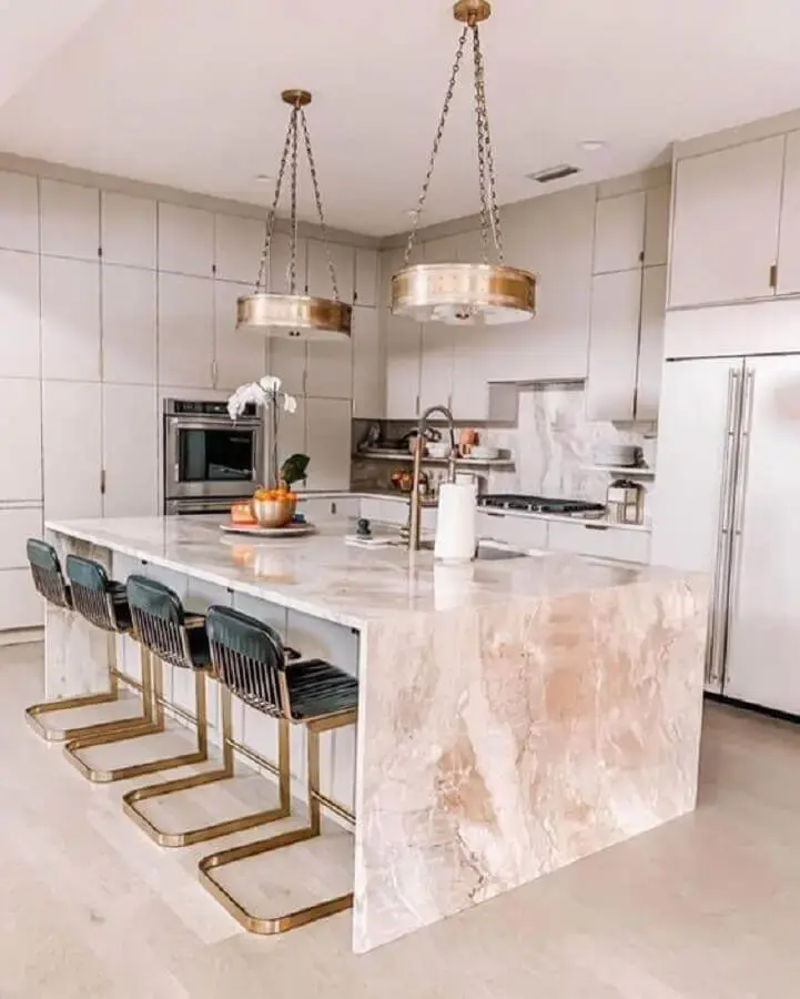 decoração sofisticada para cozinha com balcão de mármore no meio Foto We Heart It