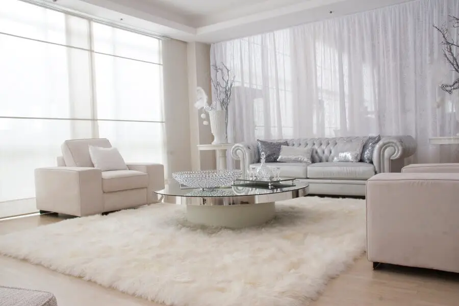 decoração sofisticada para sala branca com tapete felpudo e mesa de centro redonda espelhada Foto Pinterest