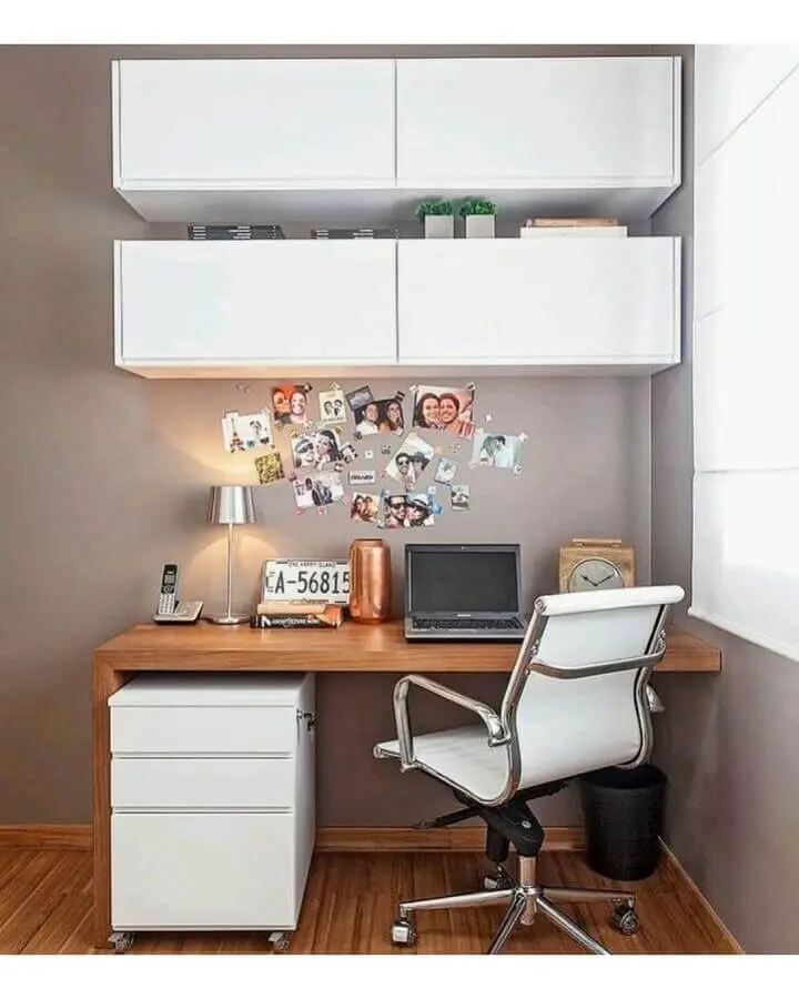 escrivaninha de madeira decorada com gaveteiro branco e cadeira de estudo giratória Foto Pinterest