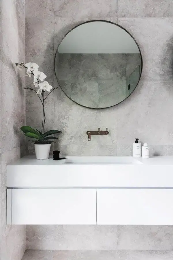 espelho redondo para decoração de banheiro cimento queimado com gabinete branco Foto Homify