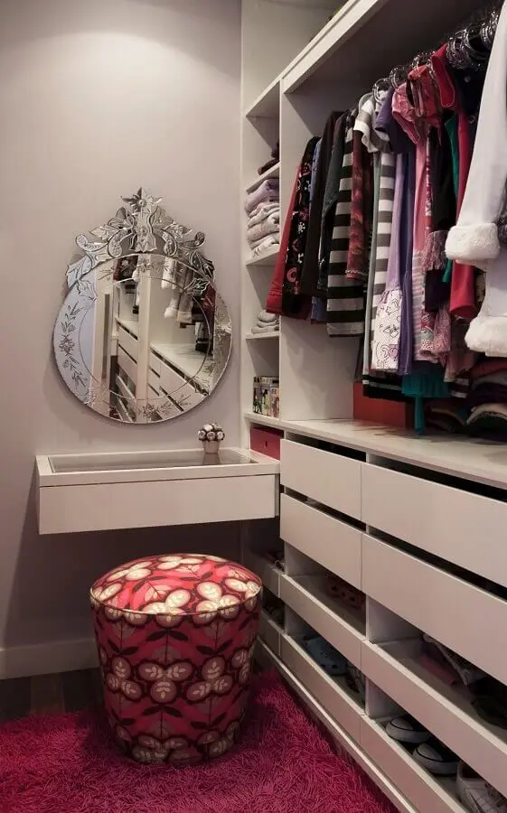 espelho redondo para decoração de closet feminino com penteadeira pequena Foto Pinterest