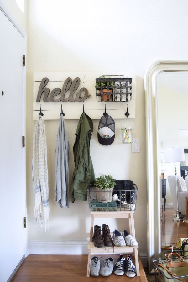 hall de entrada simples decorado com cabideiro de parede para roupas Foto Pinterest
