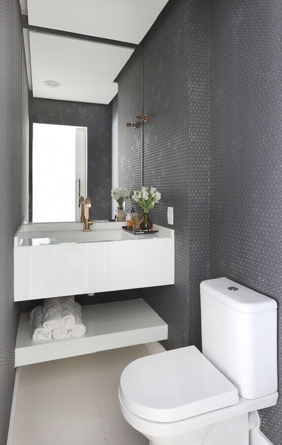 lavabo decorado com bancada branca e revestimento cinza de parede Foto Casa de Valentina