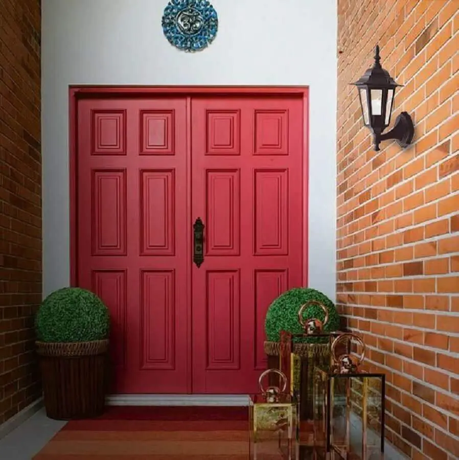luminária antiga de parede para decoração de fachada com porta vermelha Foto Pinterest
