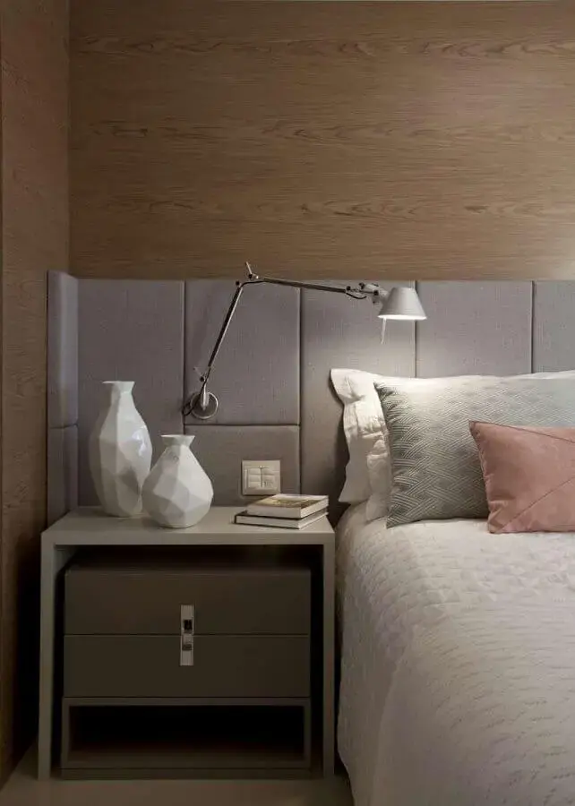 luminária articulada de parede para quarto decorado com cabeceira cinza e parede com revestimento de madeira Foto Jeito de Casa