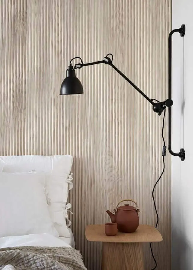 luminária de parede moderna para decoração de quarto com parede de madeira Foto Coco Lapine Design