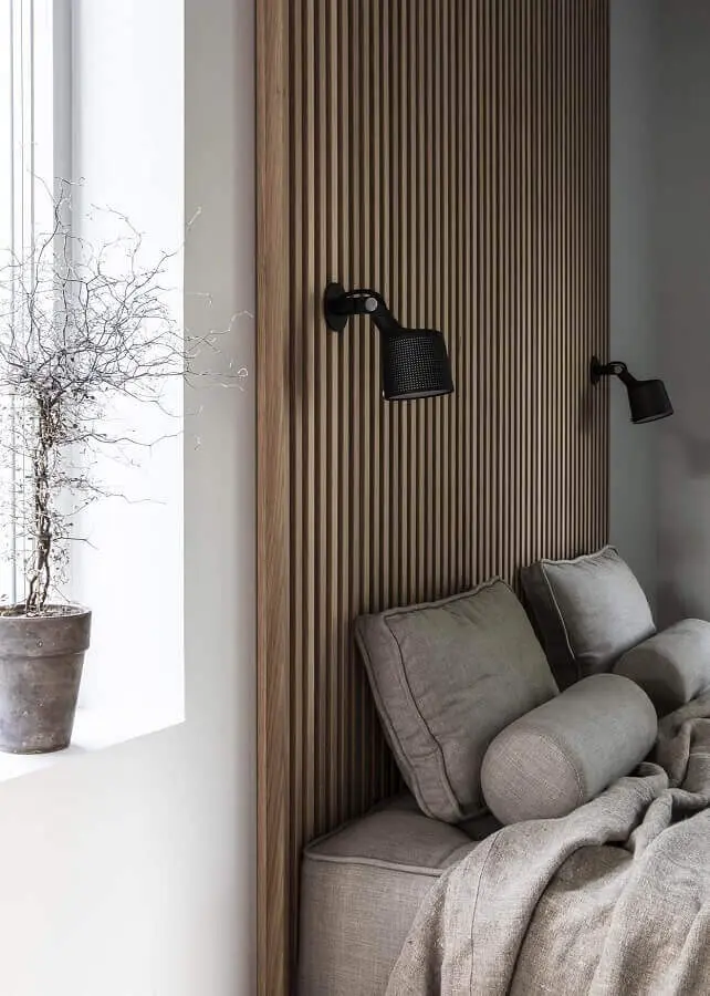 luminária de parede para quarto planejado com parede de madeira Foto Coco Lapine Design