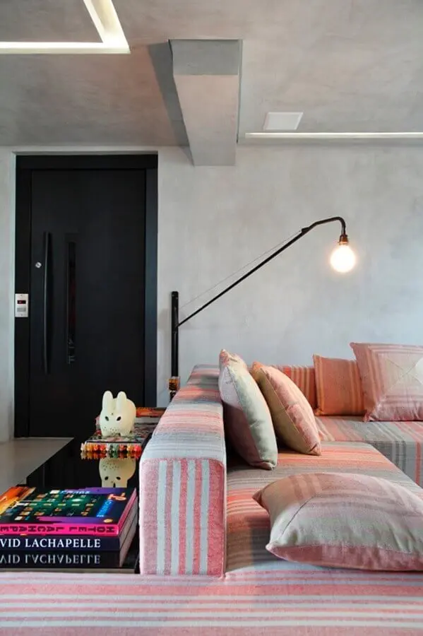luminária de parede para sala de estar moderna decorada com parede de cimento queimado Foto Fashionismo