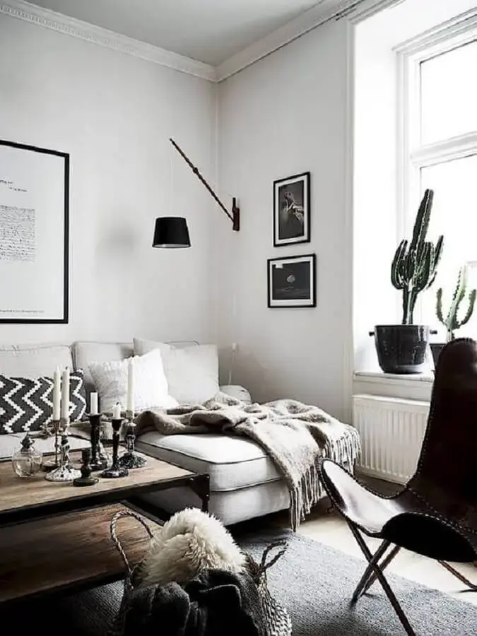 luminária decorativa de parede para sala clean decorada com confortável sofá com chaise Foto Editions de l'Arkhan