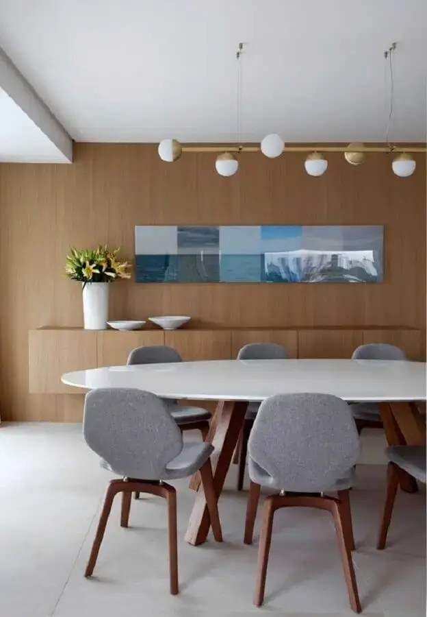 mesa com cadeira cinza para decoração de sala de jantar amadeirada moderna Foto Histórias de Casa