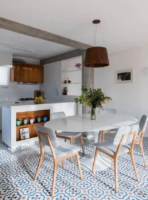 mesa com cadeira cinza para decoração de sala de jantar integrada com cozinha Foto Iná Arquitetura