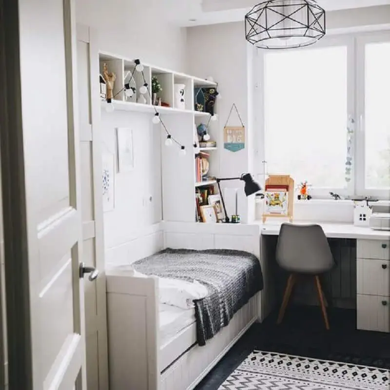 mesa com gaveta para quarto branco com decoração simples Foto Pinterest