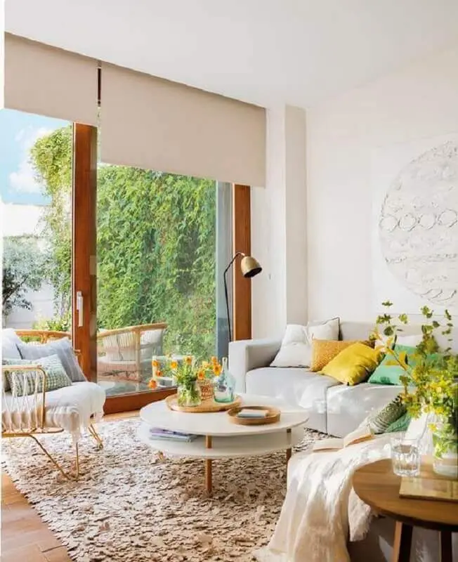 mesa de centro redonda branca para decoração de sala com tapete felpudo e almofadas coloridas Foto Editions de l'Arkhan