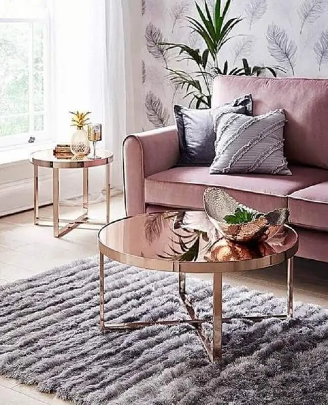 mesa de centro redonda espelhada para decoração de sala com sofá rosa Foto Pinterest