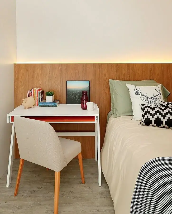 mesa pequena para quarto de casal decorado com cabeceira de madeira Foto Histórias de Casa