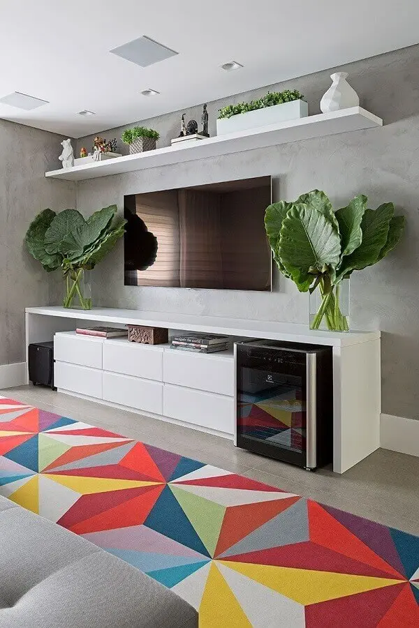 modelo de tapete colorido para decoração de sala de TV moderna Foto Casa de Valentina