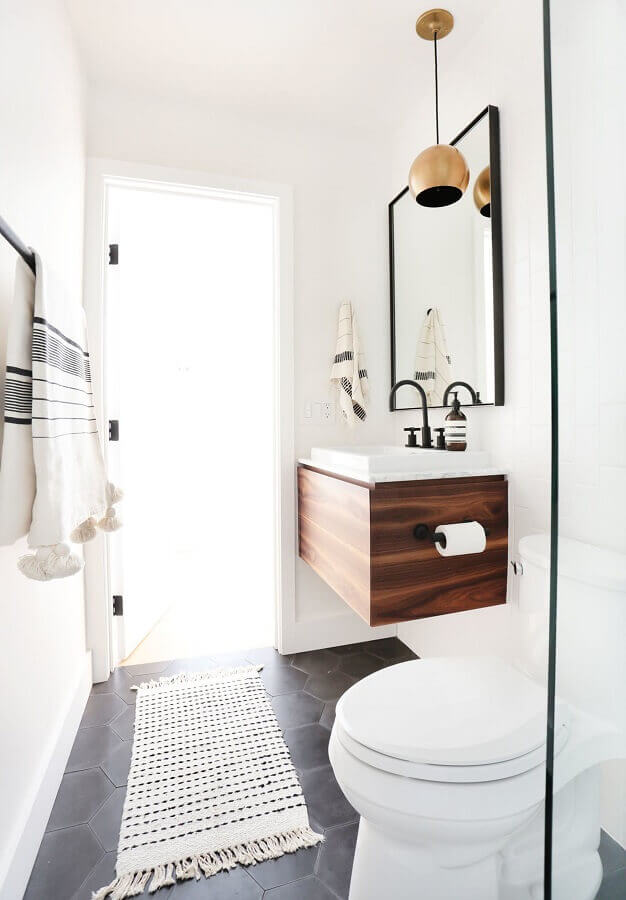 modelo de tapete para banheiro pequeno decorado com gabinete de madeira suspenso Foto Pinterest