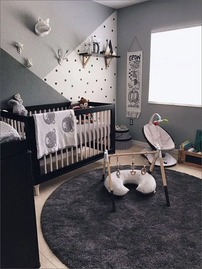 modelo de tapete para quarto de bebê cinza com decoração moderna Foto HomeDeco
