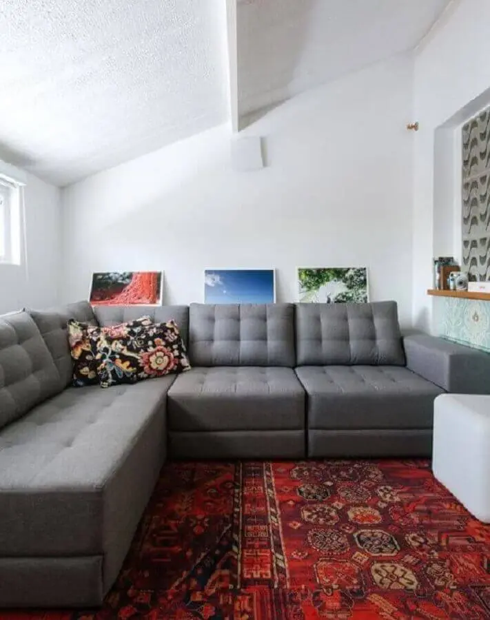 modelo de tapete persa para decoração de sala com sofá de canto cinza Foto Histórias de Casa