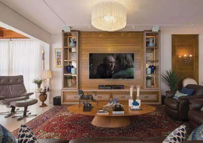 modelo de tapete persa para decoração de sala de TV com poltronas de couro e mesa de centro redonda Foto Revista Sua Casa
