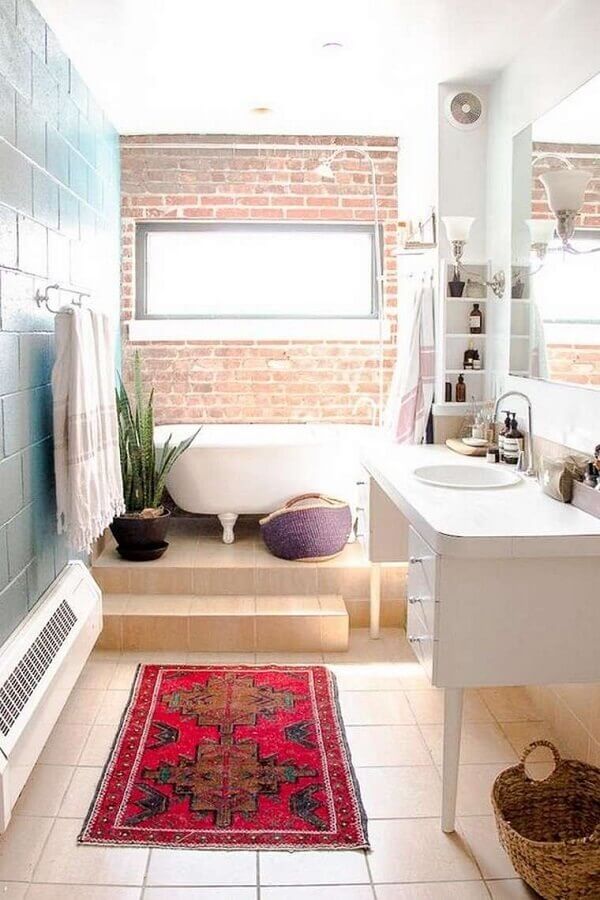Modelo de tapete simples para banheiro decorado com gabinete branco e banheira pequena Foto Pinterest