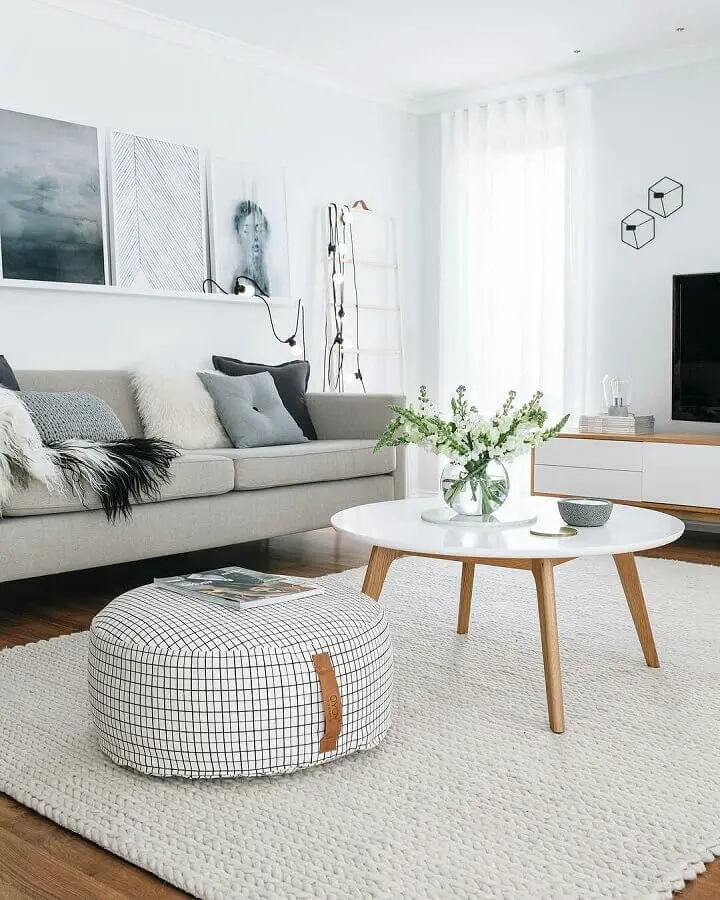 modelos de tapete de crochê para decoração de sala com sofá cinza e mesa de centro redonda Foto Pinterest