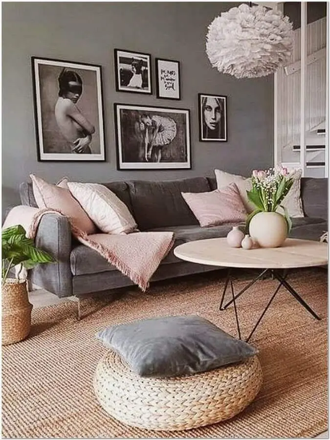 modelos de tapetes sisal para decoração de sala cinza com detalhes cor de rosa Foto A Casa Delas