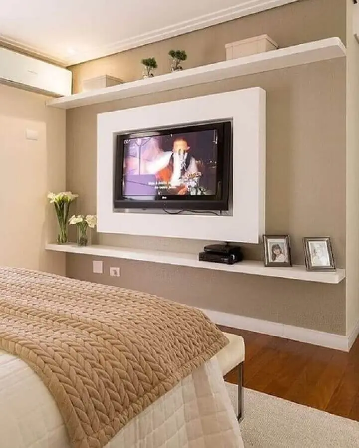 painel de TV para decoração de quarto de casal bege Foto Pinterest