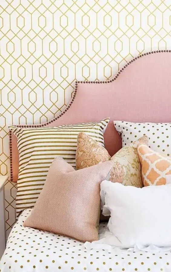 papel de parede delicado para decoração de quarto feminino com cabeceira rosa estofada Foto Pinterest
