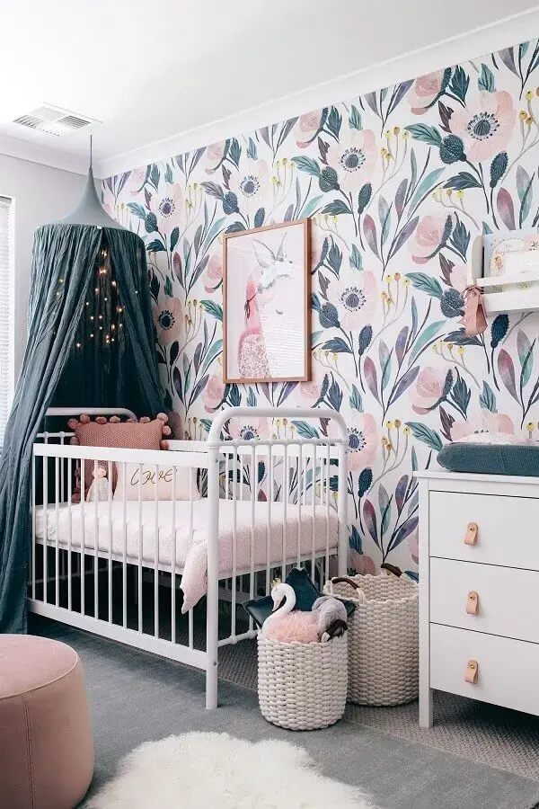 papel de parede floral para decoração de quarto de bebê com dossel para berço Foto Swoon Worthy
