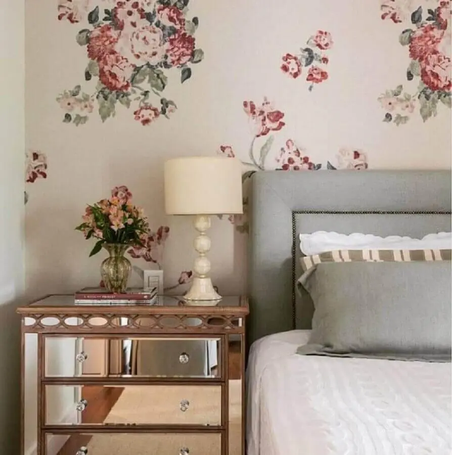 papel de parede floral para decoração de quarto de mulher com criado mudo espelhado Foto Pinterest