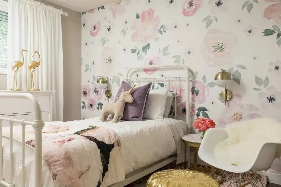 papel de parede floral para decoração de quarto infantil feminino com cadeira de balanço Foto TopDizz
