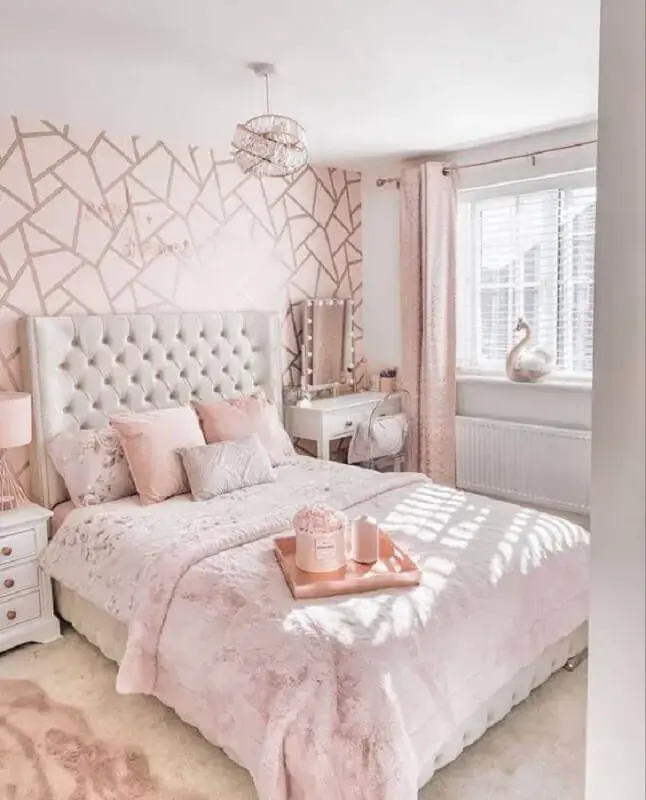 papel de parede para quarto feminino branco e rosa decorado com cabeceira capitonê Foto Pinterest