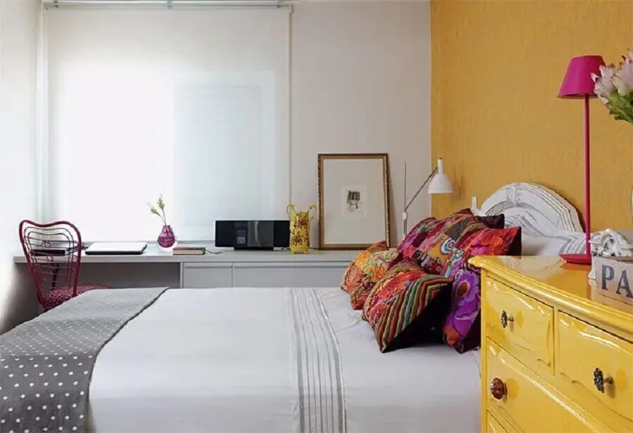 parede amarela para decoração de quarto de mulher pequeno Foto Pinterest
