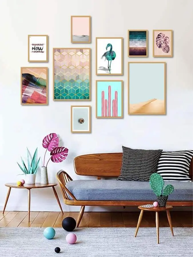 parede com quadros coloridos para sala branca decorada com sofá de madeira Foto Pinterest