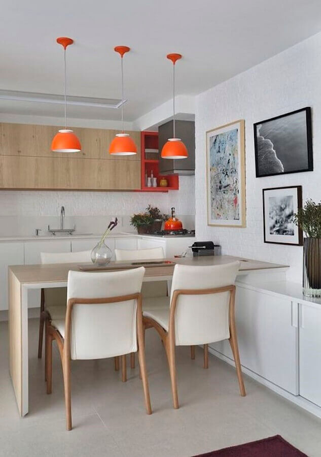 parede com quadros para cozinha branca planejada com mesa de madeira Foto Jeito de Casa