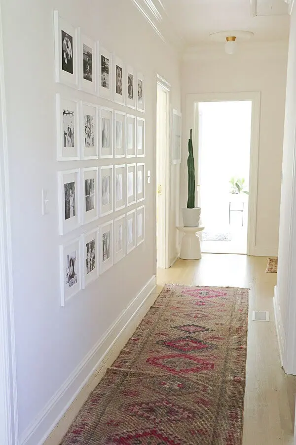parede com quadros para decoração de corredor clean Foto A Beautiful Mess