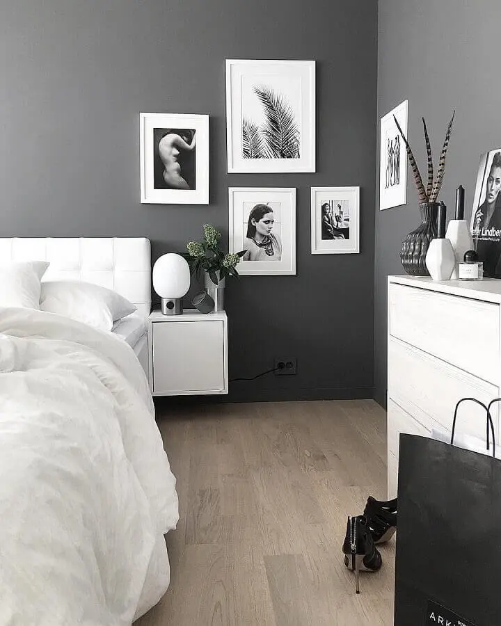 parede com quadros para decoração de quarto cinza e branco Foto Assetproject
