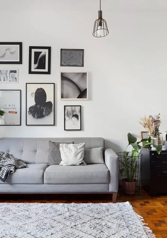 parede com quadros para decoração de sala cinza e branca Foto Histórias de Casa