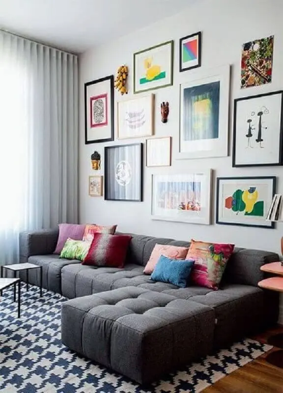 parede com quadros para sala branca decorada com sofá cinza modular Foto Jeito de Casa