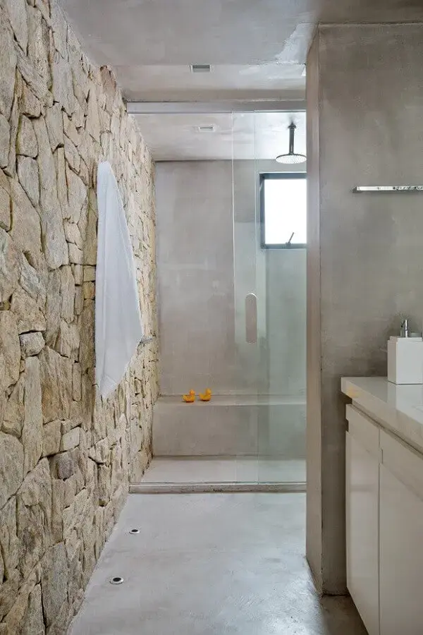 parede com revestimento de pedra para decoração de banheiro cimento queimado Foto Studio RO+CA