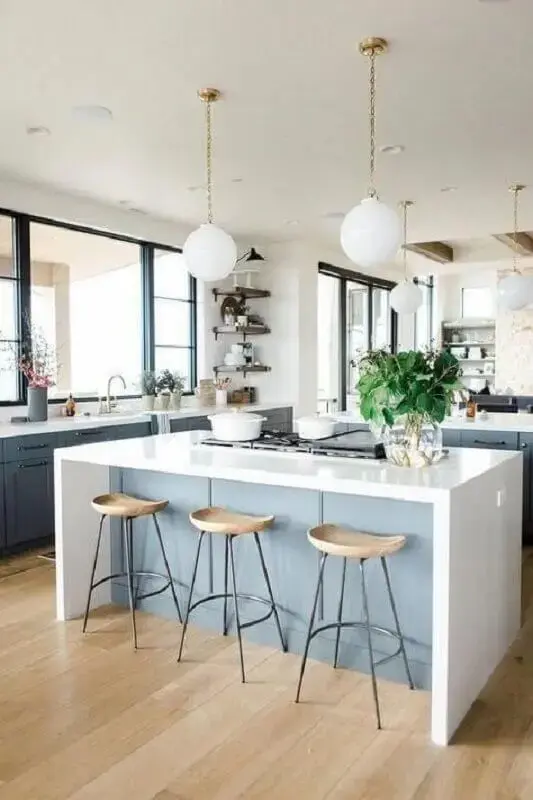 pendente branco redondo para decoração de cozinha com balcão no meio Foto McGee & Co.