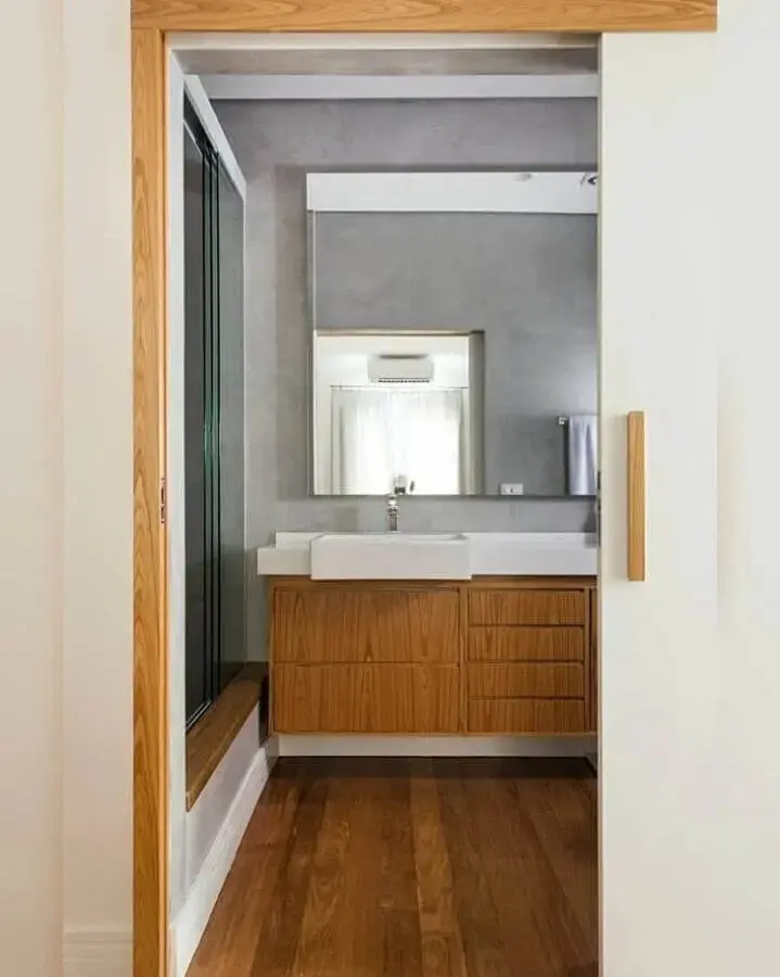 piso e gabinete de madeira para decoração de banheiro com parede de cimento queimado Foto Gil Mello Arquitetura