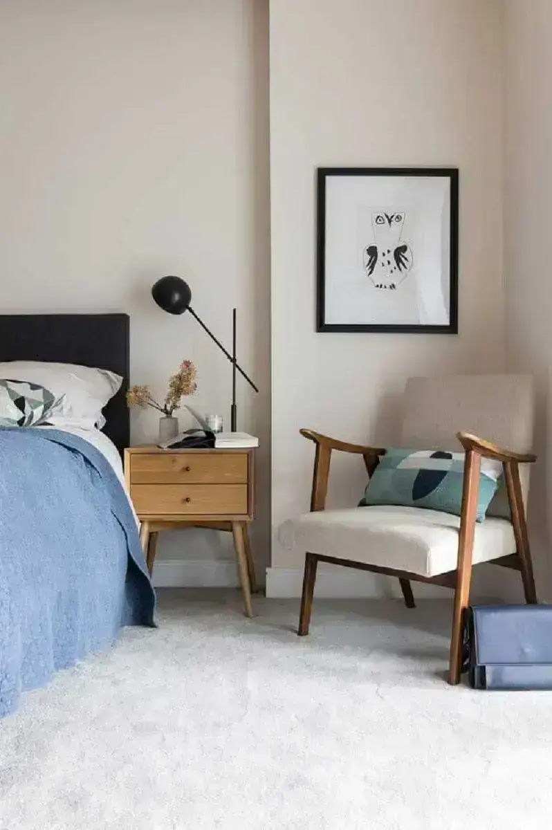 poltrona para quarto de casal decorado com criado mudo de madeira retrô Foto Architectures Ideas