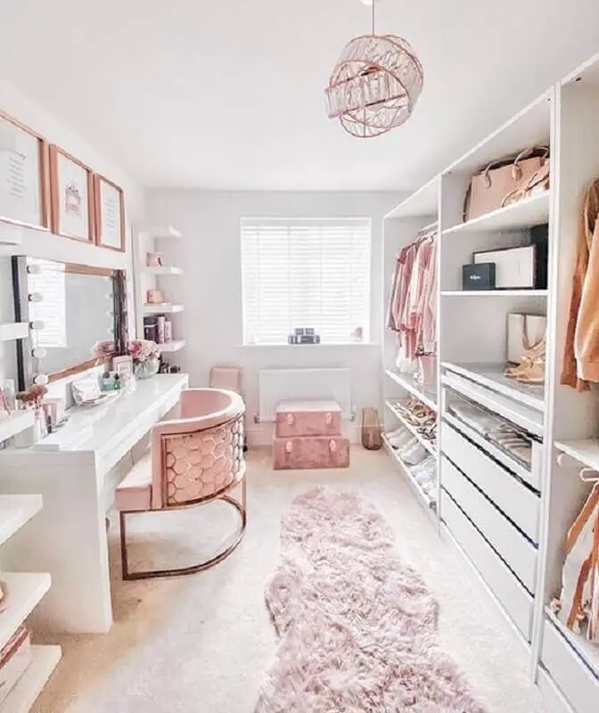 poltrona rosa moderna para decoração de closet feminino com penteadeira camarim Foto We Heart It