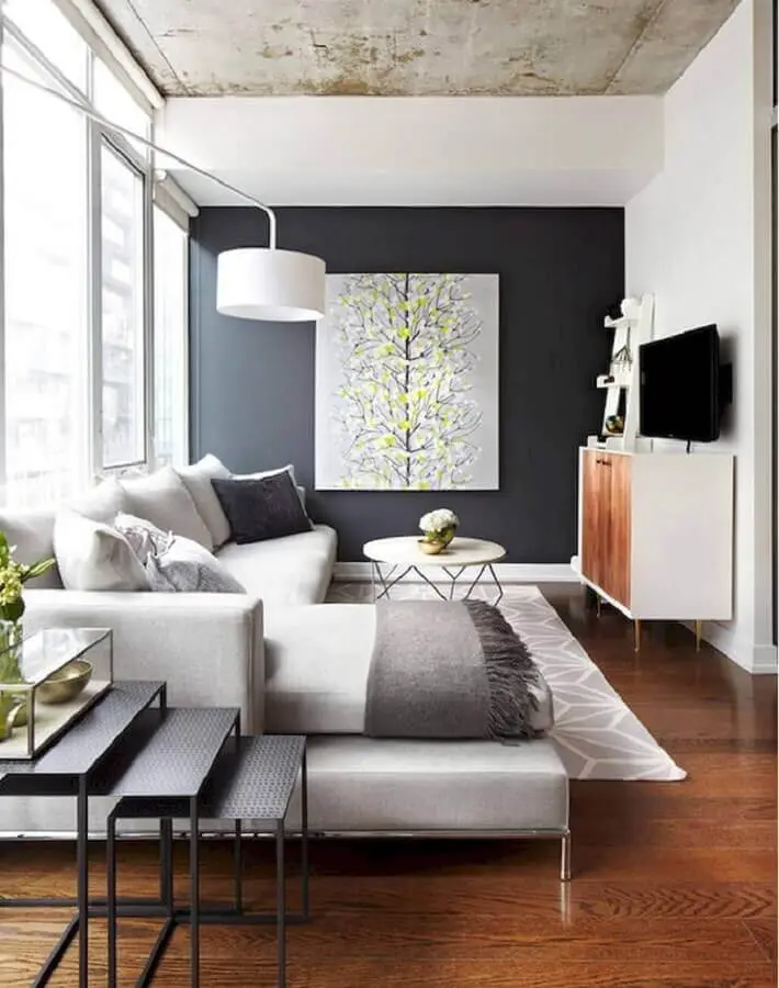 quadro grande para sala de estar cinza e branca decorada com sofá com chaise Foto Pinterest