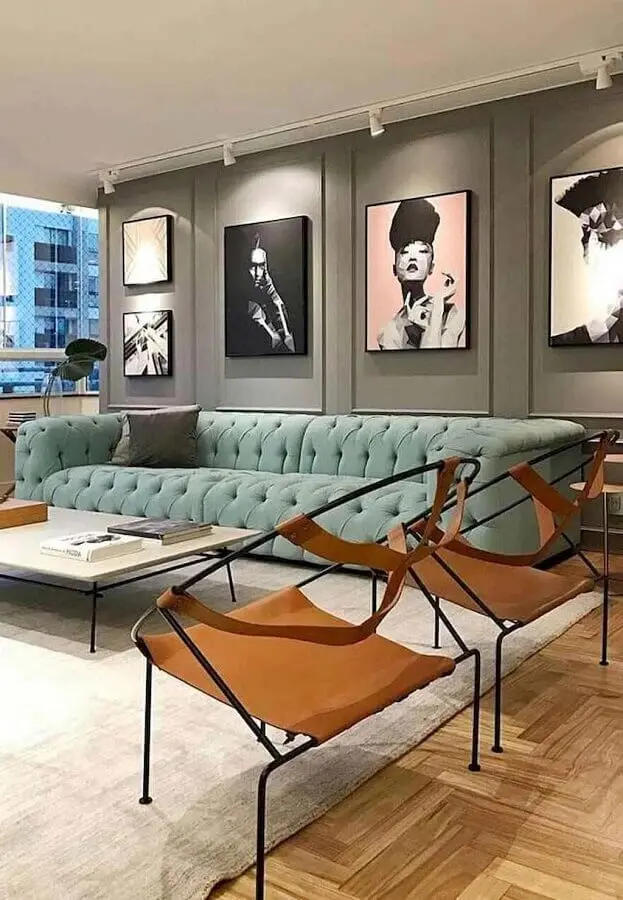 quadros decorativos grandes para sala de estar moderna decorada com sofá capitonê Foto Pinterest