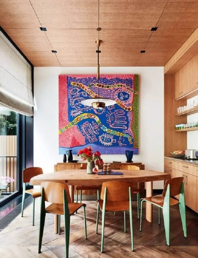 quadros grandes para sala de jantar decorada com móveis de madeira Foto Pires e Medeiros Arquitetura